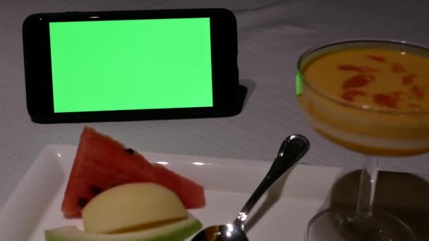 Κίνηση από πράσινη οθόνη τηλέφωνο και μάνγκο πουτίγκα επιδόρπιο στο εσωτερικό εστιατόριο Shang Palace  - Πλάνα, βίντεο