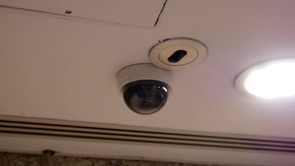 Telecamera di sicurezza a cupola in cima al soffitto all'interno del centro commerciale
  - Filmati, video