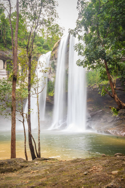 Huai Luang Waterfall, noto anche come Namtok Huai Luang o Namtok Bak Teo. La cascata sta scendendo tre gradini da un'altitudine di 30 metri con piscina, spiaggia bianca e acqua color turchese
. - Foto, immagini