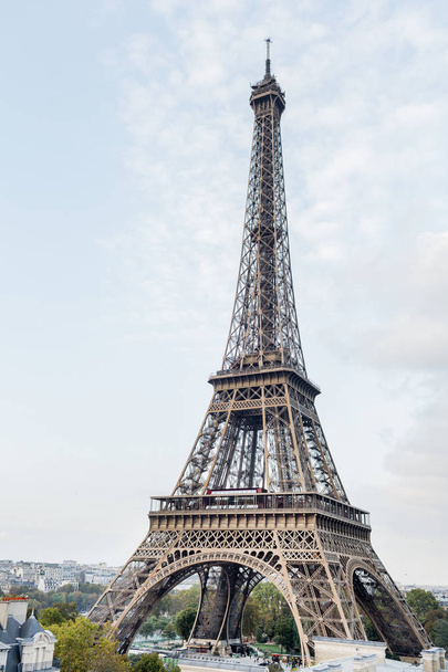 Πύργος του Άιφελ σύμφωνα με συννεφιασμένο ουρανό, Παρίσι, Γαλλία - Φωτογραφία, εικόνα