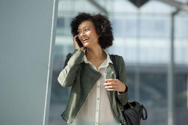 Portret uśmiechający się african american kobieta rozmowy na telefon - Zdjęcie, obraz