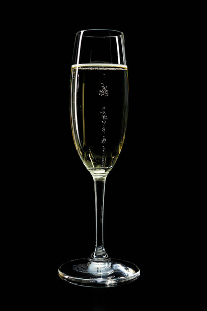 glass with white sparkling wine champagne against a dark background - Foto, afbeelding