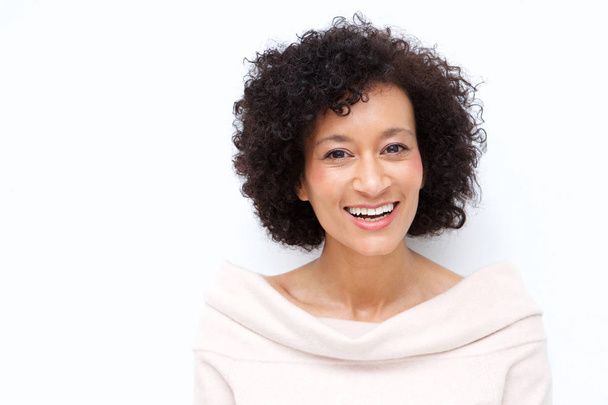 Primer plano retrato de atractiva mujer afroamericana de mediana edad sonriendo sobre fondo blanco
 - Foto, Imagen
