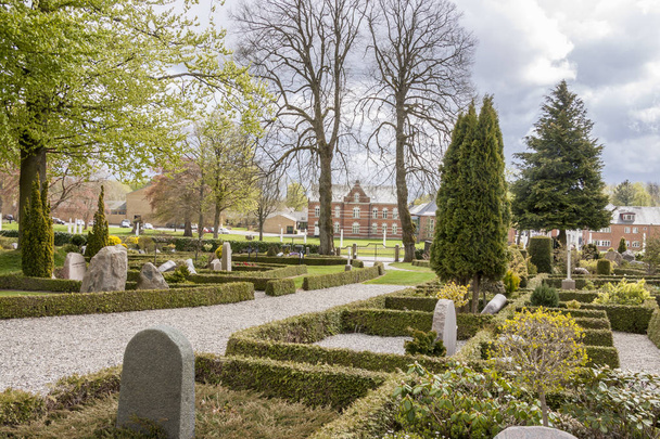 JELLING, DANIMARCA - 9 MAGGIO 2017: Cimitero sull'area monumentale che gode del patrocinio dell'UNESCO il 9 maggio 2017 a Jelling, Danimarca
. - Foto, immagini