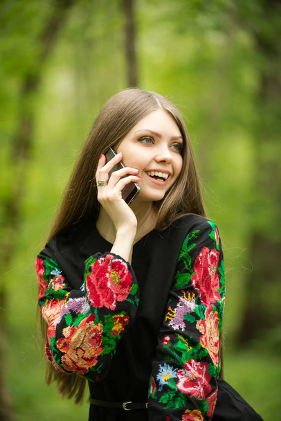 Chica en un hermoso vestido hablando por teléfono
 - Foto, Imagen