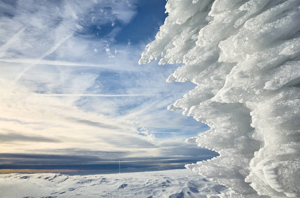 Přírodní ledové formace v horách na zimní slunce, abstraktní pozadí, malá hloubka ostrosti. - Fotografie, Obrázek