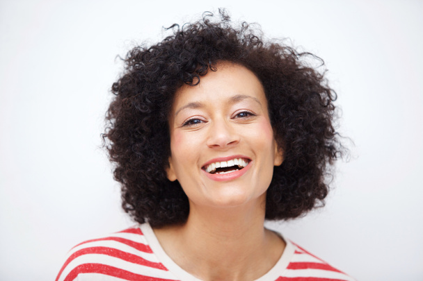 Zavřete předem portrét a starší afroamerické ženy smíchem proti Bílému pozadí - Fotografie, Obrázek