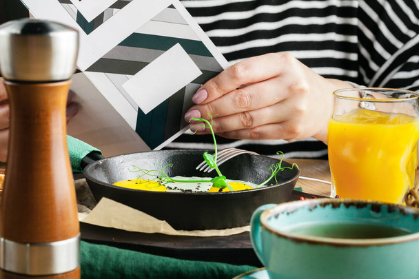 Pequeno-almoço na panela de cozinhar com ovos fritos, salsichas, bacon, torradas e café
 - Foto, Imagem