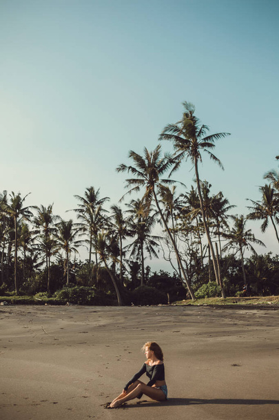 joven hermosa chica posando en la playa, océano, olas, sol brillante y piel bronceada
 - Foto, imagen