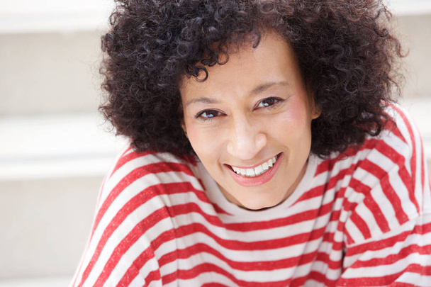 Ritratto ravvicinato di una donna afroamericana sorridente sulla trentina
 - Foto, immagini