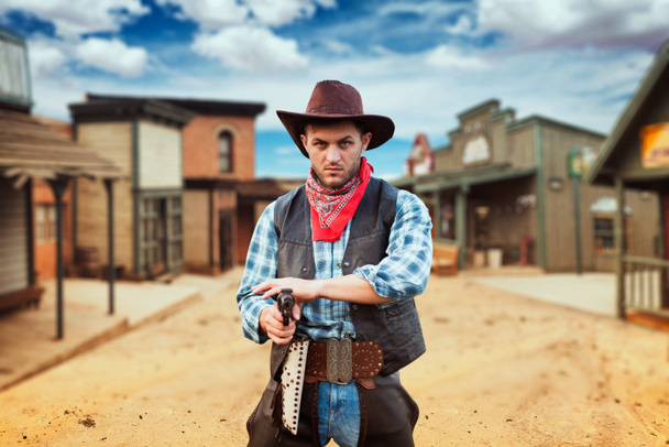 Brutális cowboy revolver, texas országban, nyugati gunfight. Vintage férfi, akit fegyverrel, vadnyugat életmód - Fotó, kép