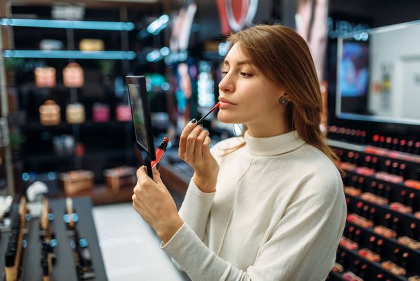 Zákaznici testování Konturovací tužka v obchodě make-up. Kosmetika v obchodě krása, make-up - Fotografie, Obrázek