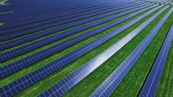 太陽光発電のソーラー パネルは、太陽光を吸収します。太陽電池のまっすぐな列 - 映像、動画