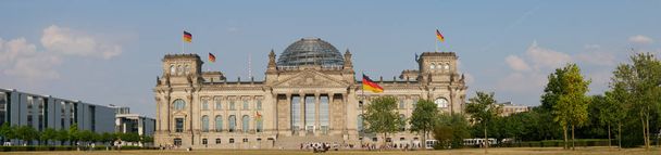 Panorama en frente del edificio del Reichstag en Berlín, Alemania
 - Foto, Imagen