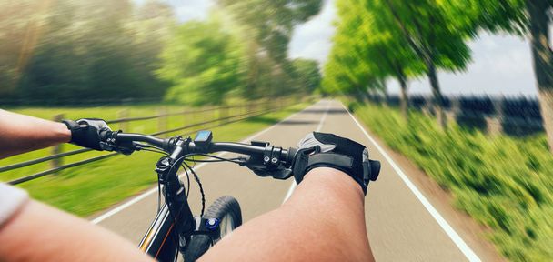 Homme à vélo, vitesse rapide, effet vieillissement. Cycliste vélo sur piste cyclable dans la journée d'été
 - Photo, image