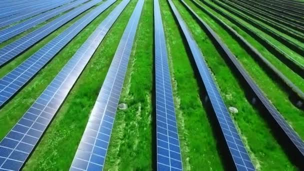 Fotovoltaik modüller güneş Çiftliği İstasyonu. Güneş hücreleri üzerinde enerji santralleri - Video, Çekim