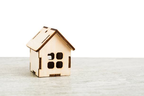 Маленький игрушечный деревянный дом, бизнес-концепция, изолированный
 - Фото, изображение