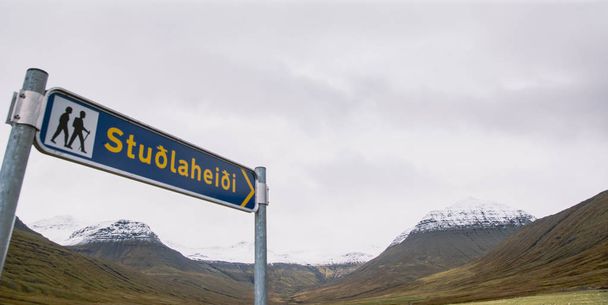 Señal que indica el sendero para un viaje de senderismo a través de Islandia
 - Foto, imagen