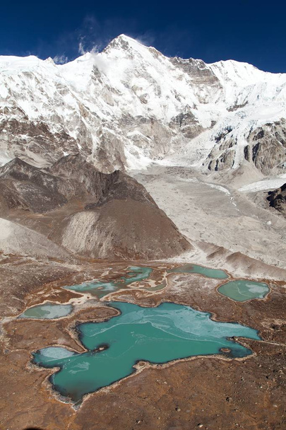 チョウ・オユ山とチョオユベースキャンプ、ガズンバ氷河の美しいパノラマビュー-サガルマタ国立公園、クムブ渓谷、ネパール - 写真・画像