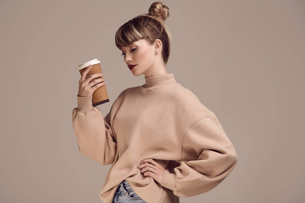 Retrato de bela mulher hipster loira glamour com xícara de café. Estúdio
 - Foto, Imagem