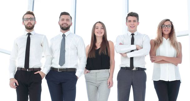 in full growth.modern business team standing in a bright office - Фото, зображення