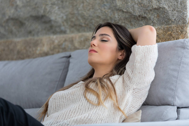 Krásná mladá žena relaxovat doma - Fotografie, Obrázek
