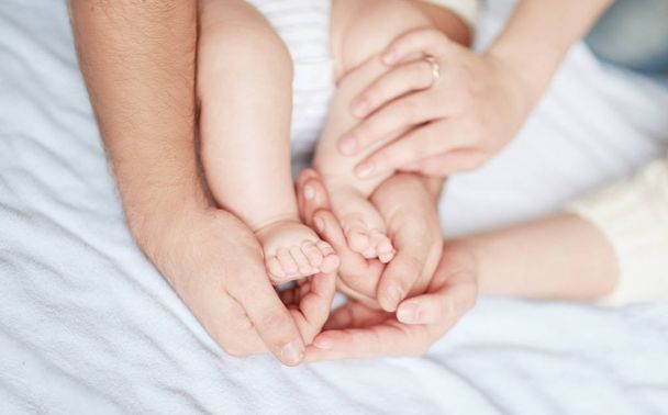 Los pies de los niños en las manos de los padres
 - Foto, Imagen