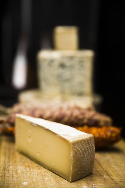 Különböző francia, szárított kolbász és sajt Auvergne a fa tábla - Fotó, kép