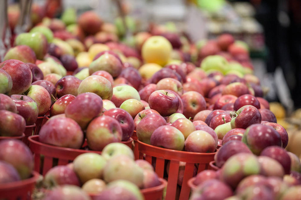 Cubos de Manzanas Honeycrisp para la venta en un mercado canadiense en Montreal. Es una fruta popular de otoño, una especie desarrollada específicamente en América, ya que Canadá y Quebec son grandes productores de manzanas.
 - Foto, Imagen
