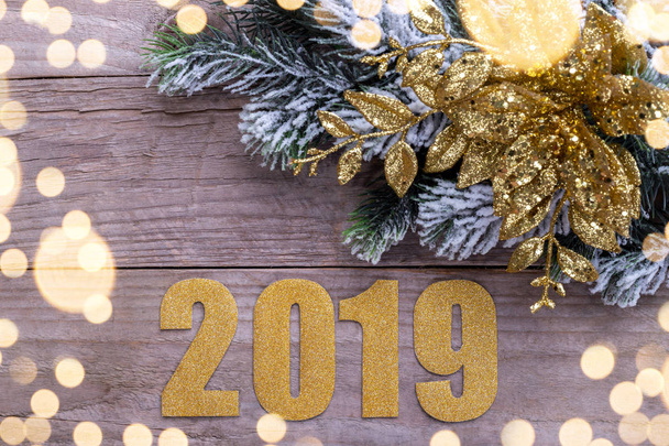 Gelukkig Nieuwjaar 2019 gouden decoratie en nummers op natuurlijke schuur houten achtergrond wenskaartsjabloon - Foto, afbeelding