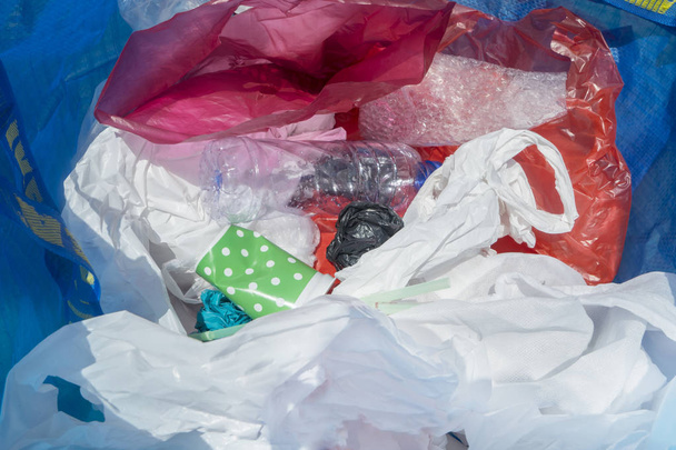 Közelről, üveg és műanyag táskák a szemetet bin. Kivéve a műanyag hulladék szennyezésért fogalmának - Fotó, kép