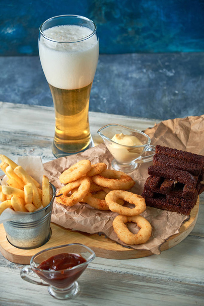 a variety of snacks for light beer in a glass - Foto, Imagen