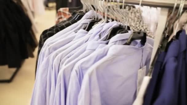 Sok ing a vállfán a bevásárlóközpontban - Felvétel, videó