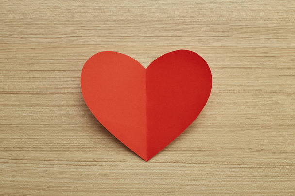 Día de San Valentín corazón de papel rojo sobre fondo abstracto de madera con para el amor texto y joven feliz alegre, papel cortado corazón rojo, amor Tarjeta de invitación
 - Foto, imagen