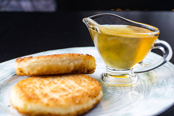 A tányéron, mézzel és tejfölös sajtos - Fotó, kép