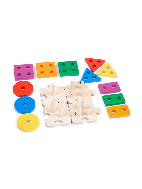 Foto de un clasificador infantil de juguete de madera con pequeños detalles de madera en forma de formas geométricas (rectángulo, cuadrado, círculo, triángulo), en diferentes colores sobre un fondo blanco aislado - Foto, imagen