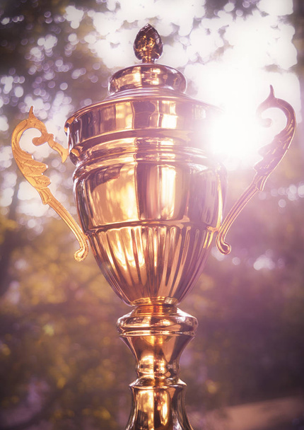 Vintage Gold Trophy vor sonnigem Hintergrund - Foto, Bild