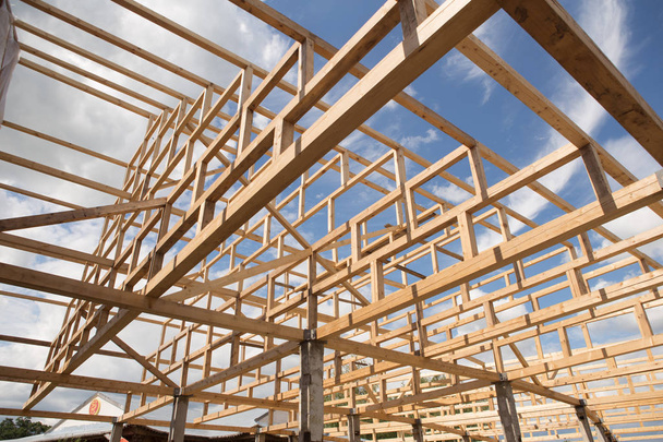 Construcción de techos. Construcción de la casa de marco de techo de madera
 - Foto, Imagen