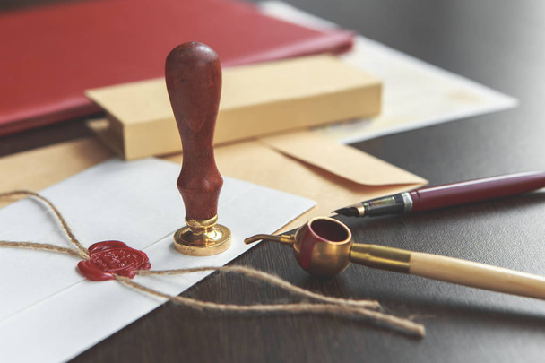 Notarissen pen en stempel op testament en testament. Notaris-instrumenten - Foto, afbeelding