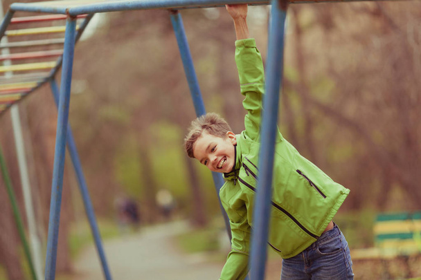 Fiú játék sport szabadban, tinédzser megy sport őszi parkban - Fotó, kép