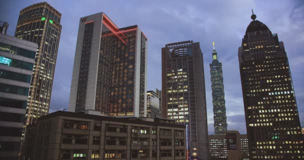 skyline da cidade de taipei em taiwan à noite  - Filmagem, Vídeo