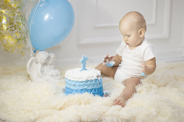 Uma criança de um ano com um bolo de aniversário. Primeiro aniversário
 - Foto, Imagem
