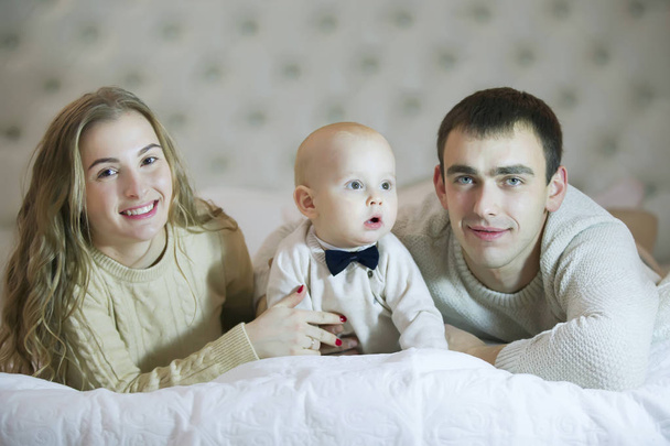Máma táta a dítě syna. Rodiče a dítě. Portrét mladé rodiny - Fotografie, Obrázek