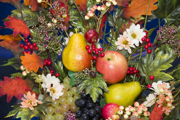 Fondo otoñal de hojas amarillas, manzanas, peras y uvas. Bodegón de otoño
 - Foto, Imagen