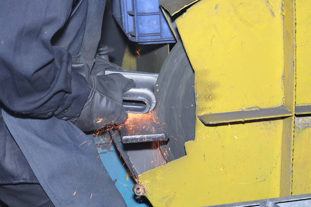 Процесс шлифования чугуна шлифовальным колесом; процесс финишной обработки перед обработкой
; - Фото, изображение