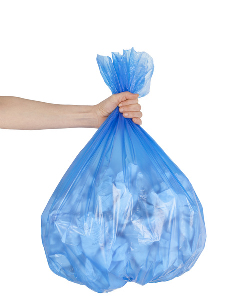 Cierre de la bolsa de basura sosteniendo a mano
 - Foto, imagen