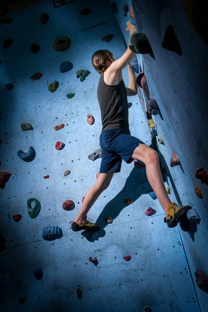 Tiener opleiding klimmen op Indoor klimwand - Foto, afbeelding