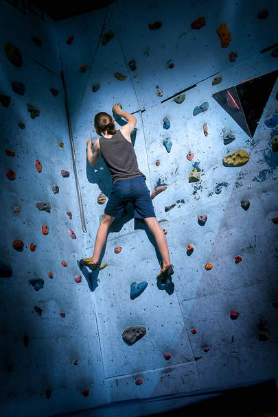 Adolescente niño entrenamiento escalada en interior escalada pared
 - Foto, Imagen