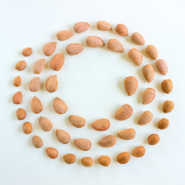 Luova ja minimalistinen koostumus ulkoasu manteleita pähkinöitä. Käsitteet- terveellinen elämäntapa, kasvissyönti, raaka ruoka, kasviproteiini
. - Valokuva, kuva
