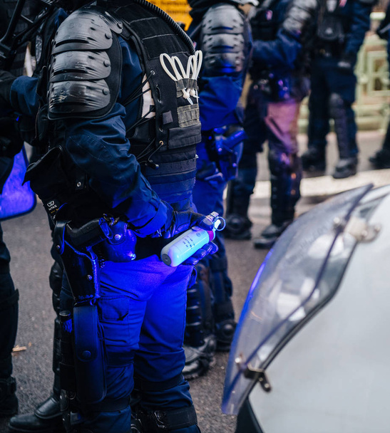 Polizisten sichern die Zone vor gelben Jacken - Foto, Bild